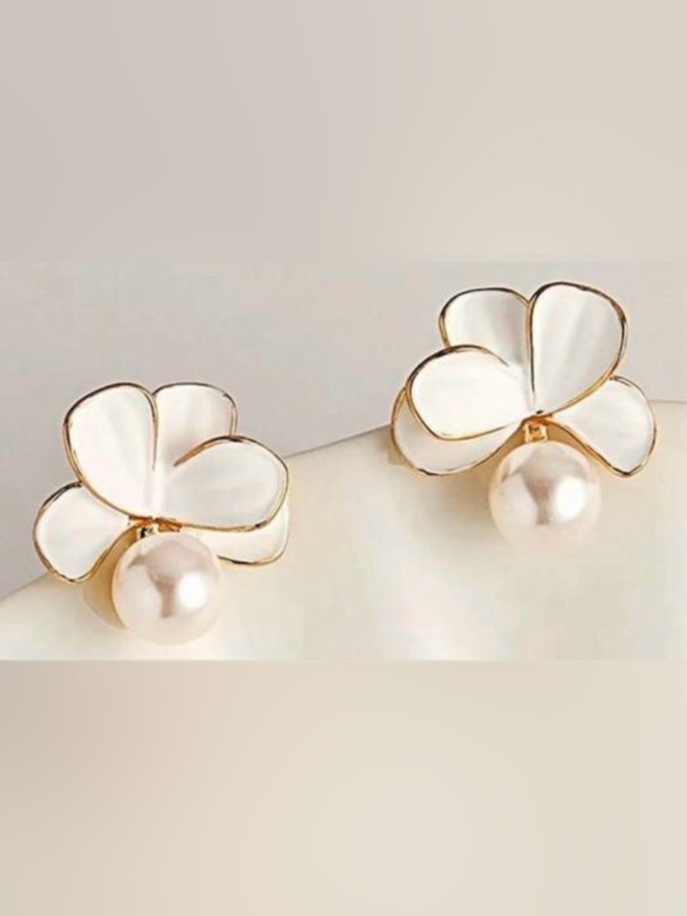 White Flower Pearl Stud Earrings